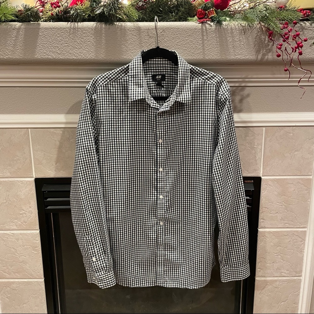 H&M Men's Blue and White Checkered Long Sleeve Button Up Slim Fit Shirt. Size: L